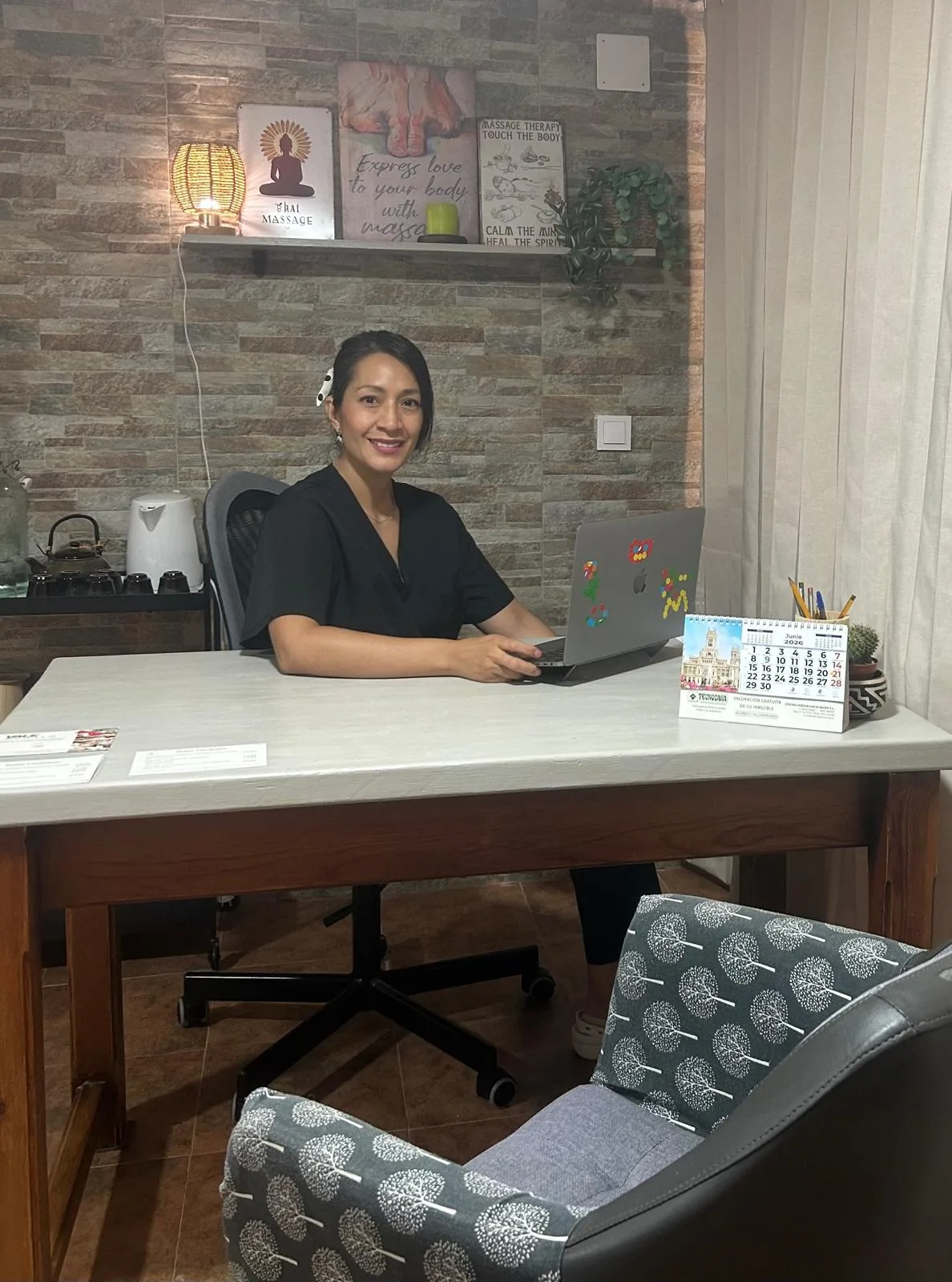 Katy Caballero, osteópata, en su consulta de Alpedrete