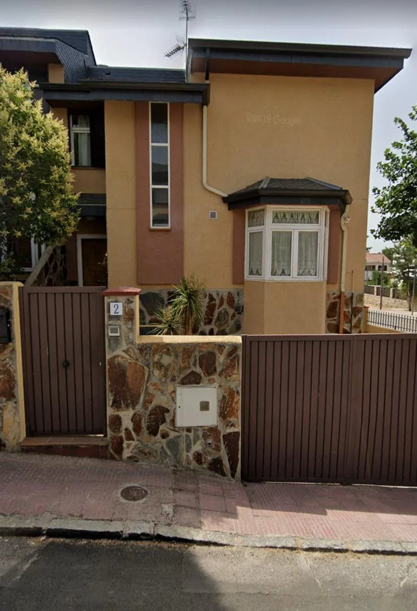 Entrada exterior de la consulta de osteopatía en Alpedrete