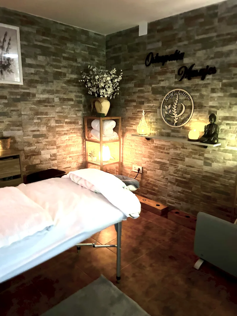 Camilla de tratamiento con logo Katy Caballero y decoración zen