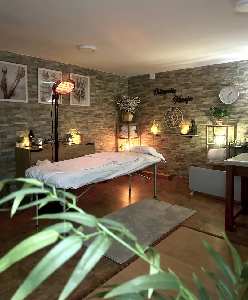 Sala de tratamiento vista desde la entrada con plantas