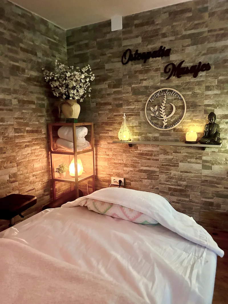 Detalle del logo Katy Caballero, toallas y estantería