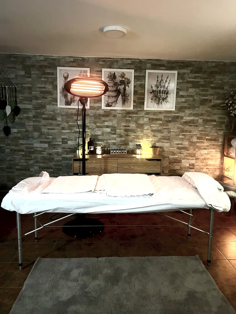 Camilla preparada para sesión de osteopatía frontal
